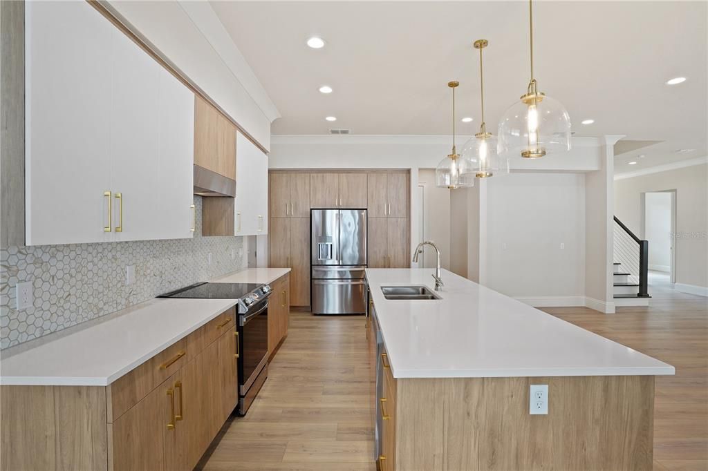 Activo con contrato: $899,900 (7 camas, 5 baños, 3577 Pies cuadrados)