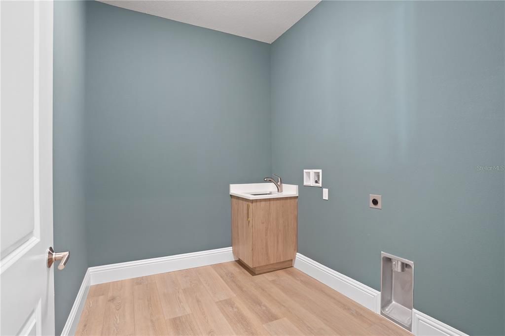 Activo con contrato: $899,900 (7 camas, 5 baños, 3577 Pies cuadrados)