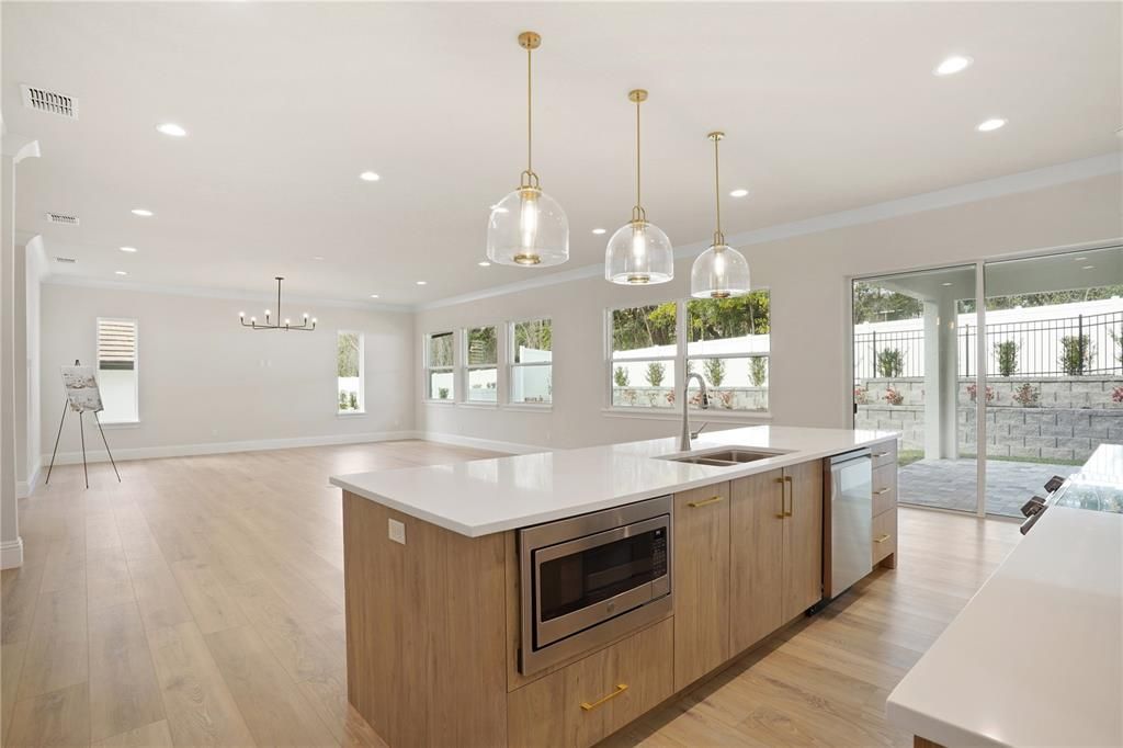Activo con contrato: $899,900 (7 camas, 5 baños, 3577 Pies cuadrados)