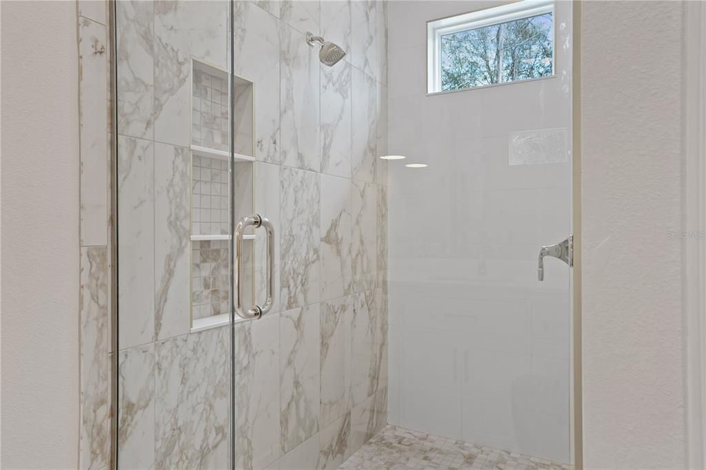 Activo con contrato: $899,900 (7 camas, 5 baños, 3577 Pies cuadrados)