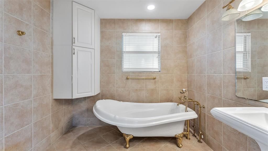En Venta: $1,799,900 (4 camas, 4 baños, 4708 Pies cuadrados)