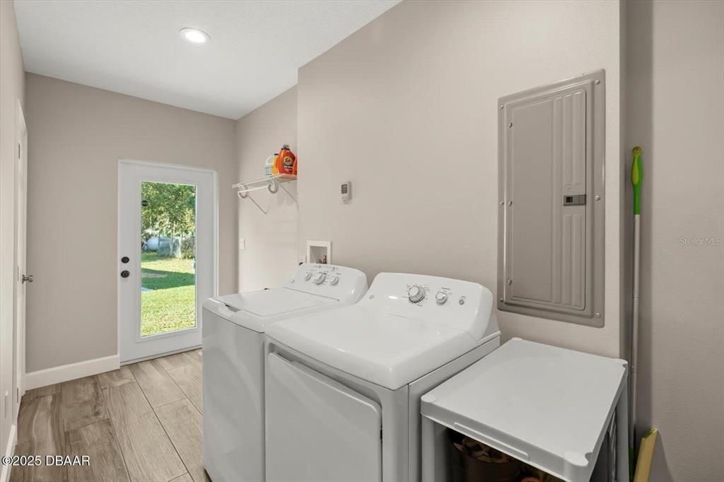 For Sale: $899,000 (4 beds, 3 baths, 2580 Square Feet)