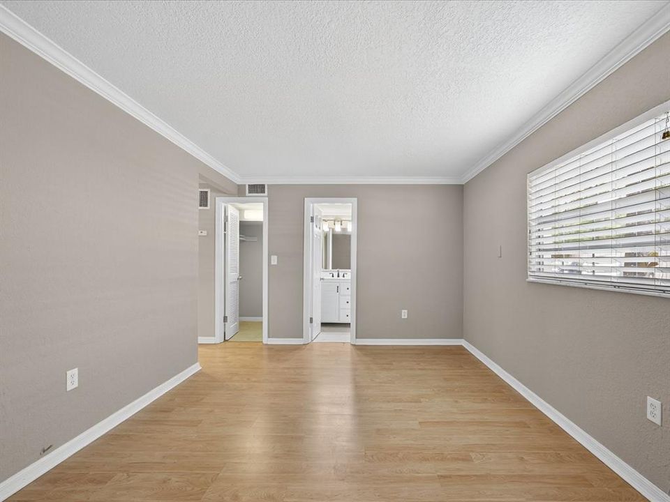 Active With Contract: $1,575 (1 beds, 1 baths, 537 Square Feet)