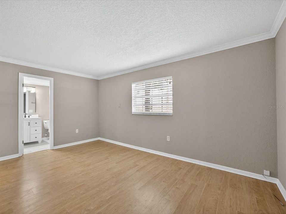Active With Contract: $1,575 (1 beds, 1 baths, 537 Square Feet)