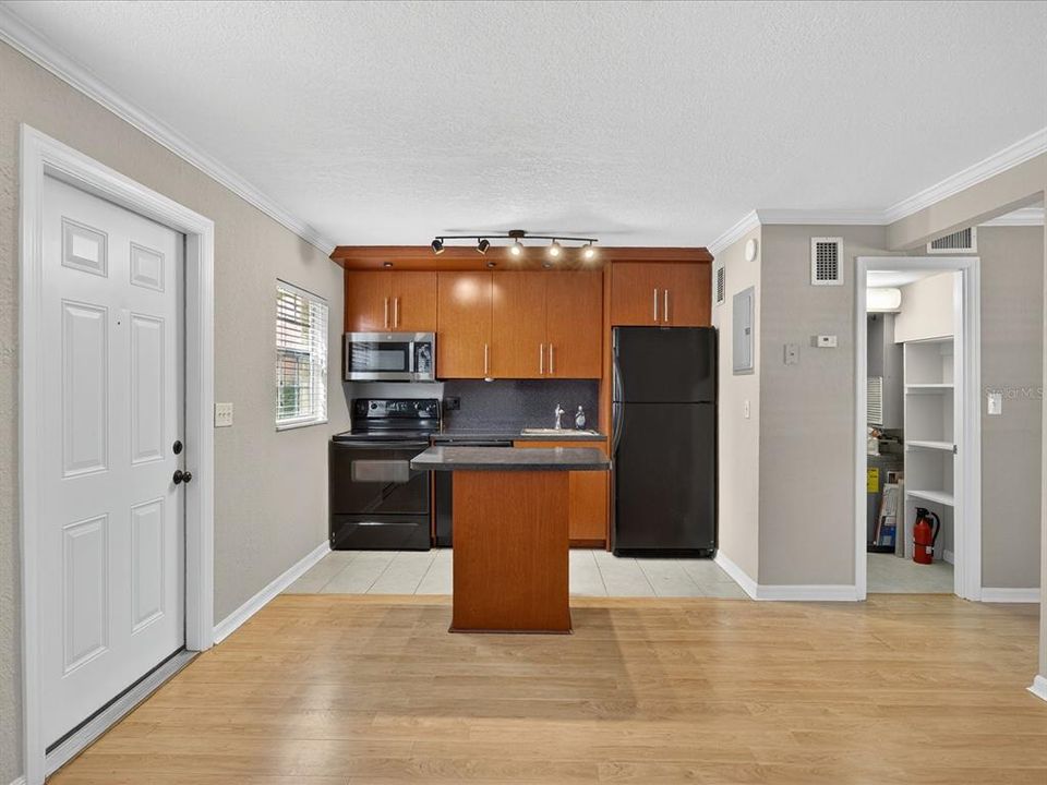 Active With Contract: $1,575 (1 beds, 1 baths, 537 Square Feet)
