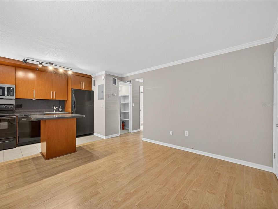 Active With Contract: $1,575 (1 beds, 1 baths, 537 Square Feet)