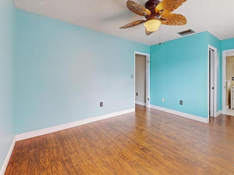 Activo con contrato: $239,900 (3 camas, 2 baños, 1532 Pies cuadrados)