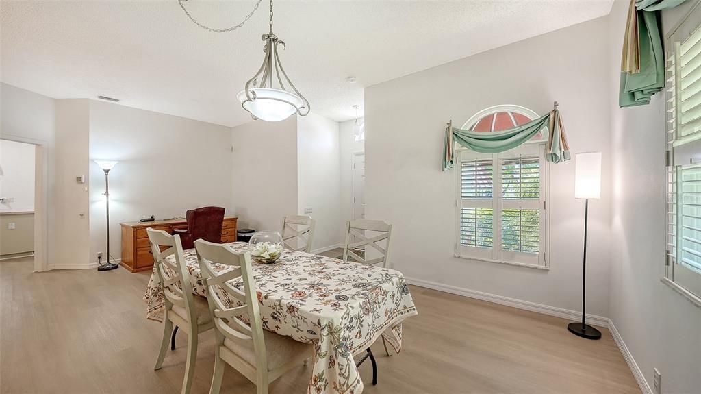 Activo con contrato: $275,000 (2 camas, 2 baños, 1528 Pies cuadrados)