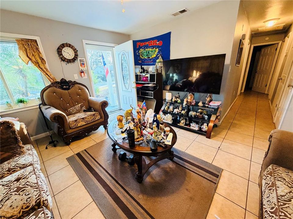 For Sale: $230,000 (3 beds, 1 baths, 1091 Square Feet)