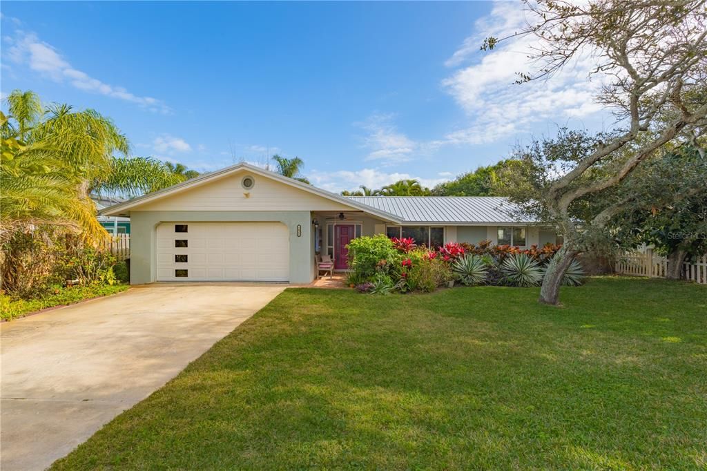 For Sale: $1,100,000 (3 beds, 2 baths, 1658 Square Feet)