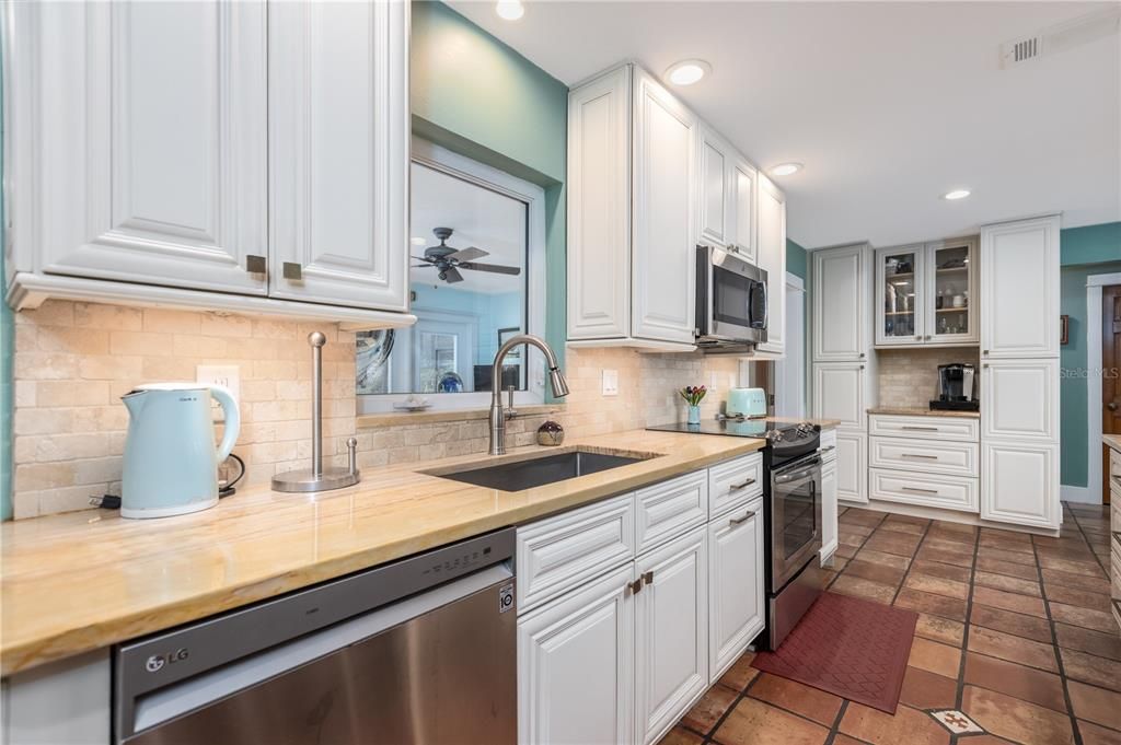 For Sale: $1,100,000 (3 beds, 2 baths, 1658 Square Feet)