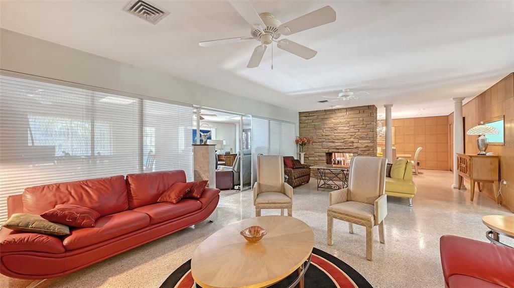 Activo con contrato: $999,000 (5 camas, 3 baños, 3470 Pies cuadrados)