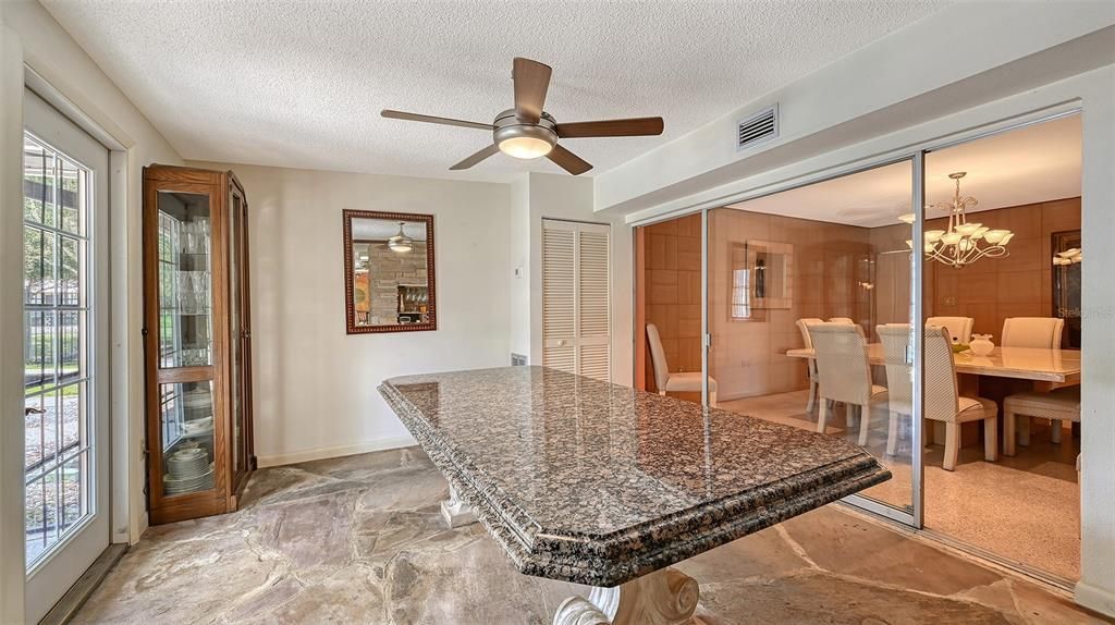 Activo con contrato: $999,000 (5 camas, 3 baños, 3470 Pies cuadrados)