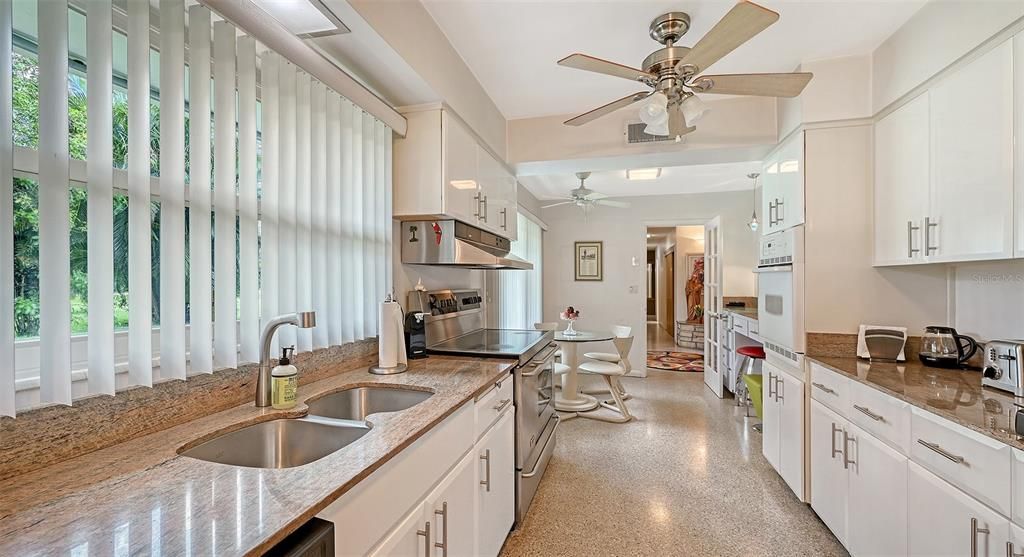Activo con contrato: $999,000 (5 camas, 3 baños, 3470 Pies cuadrados)