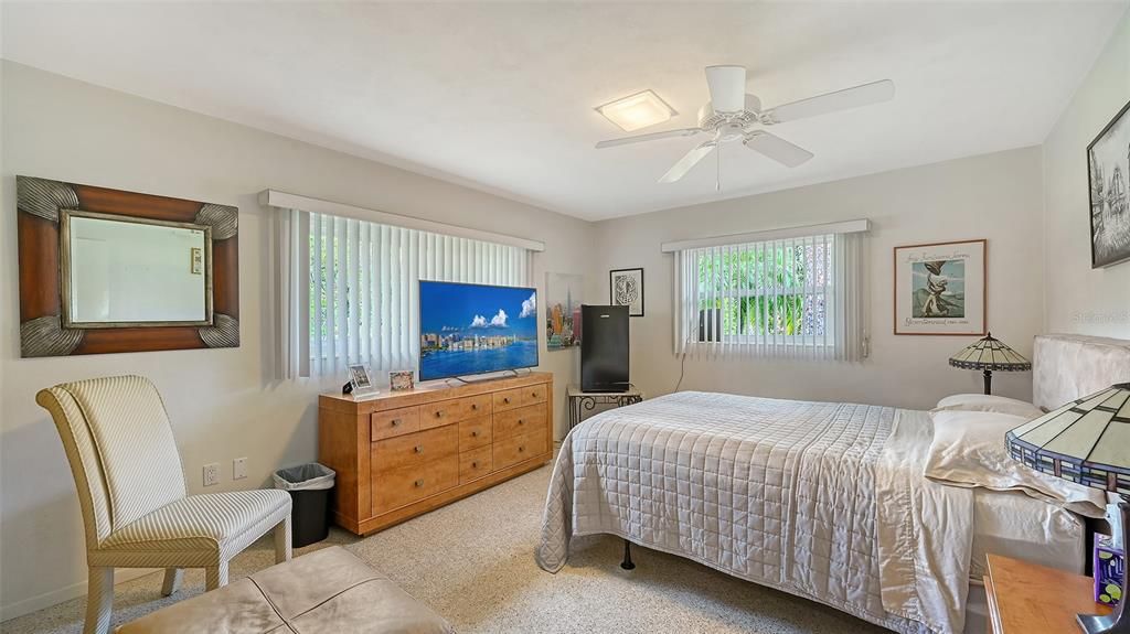 Activo con contrato: $999,000 (5 camas, 3 baños, 3470 Pies cuadrados)