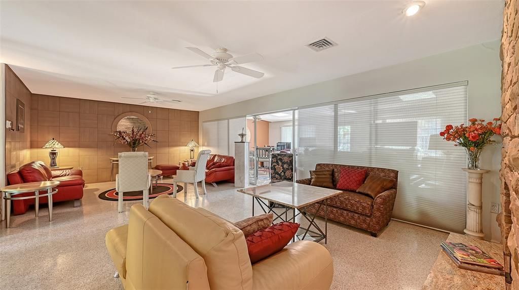 Activo con contrato: $999,000 (5 camas, 3 baños, 3470 Pies cuadrados)