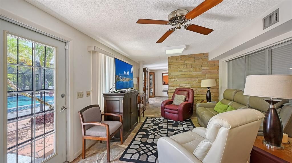 Activo con contrato: $999,000 (5 camas, 3 baños, 3470 Pies cuadrados)