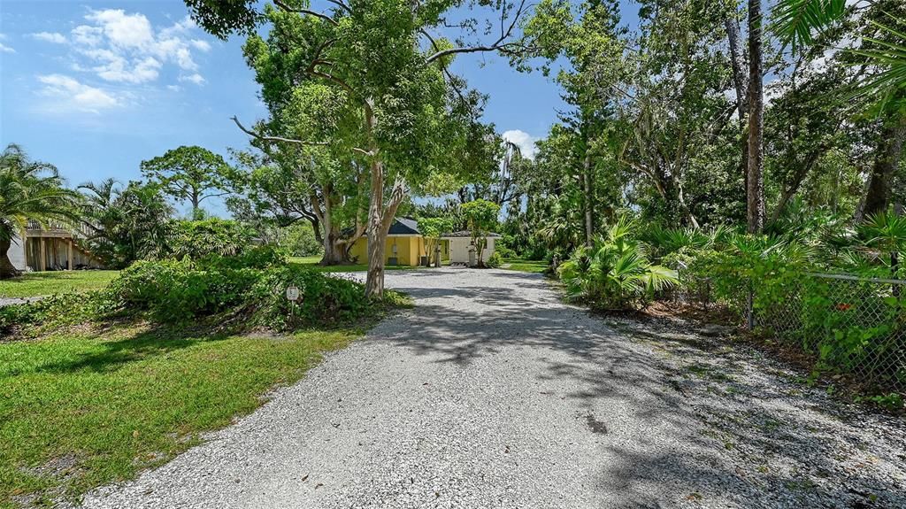 Activo con contrato: $999,000 (5 camas, 3 baños, 3470 Pies cuadrados)
