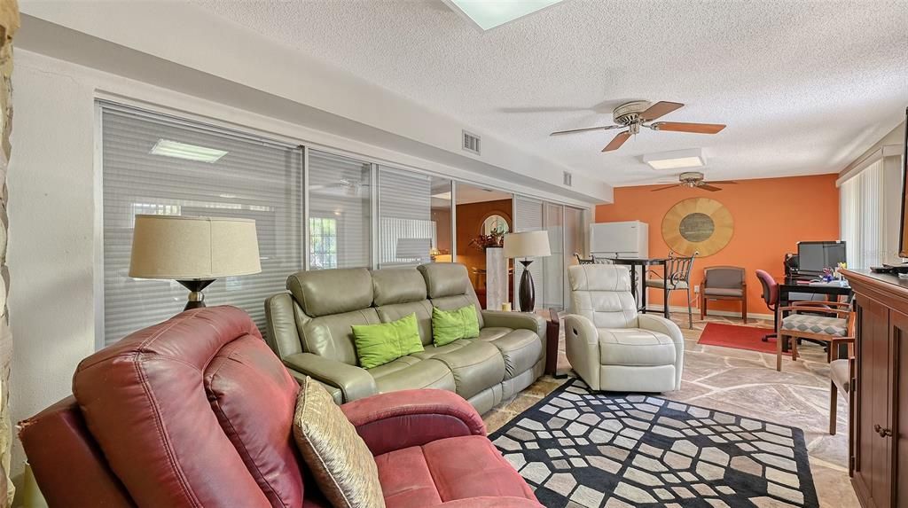 Activo con contrato: $999,000 (5 camas, 3 baños, 3470 Pies cuadrados)