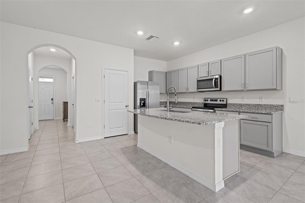 Activo con contrato: $299,900 (3 camas, 2 baños, 1673 Pies cuadrados)