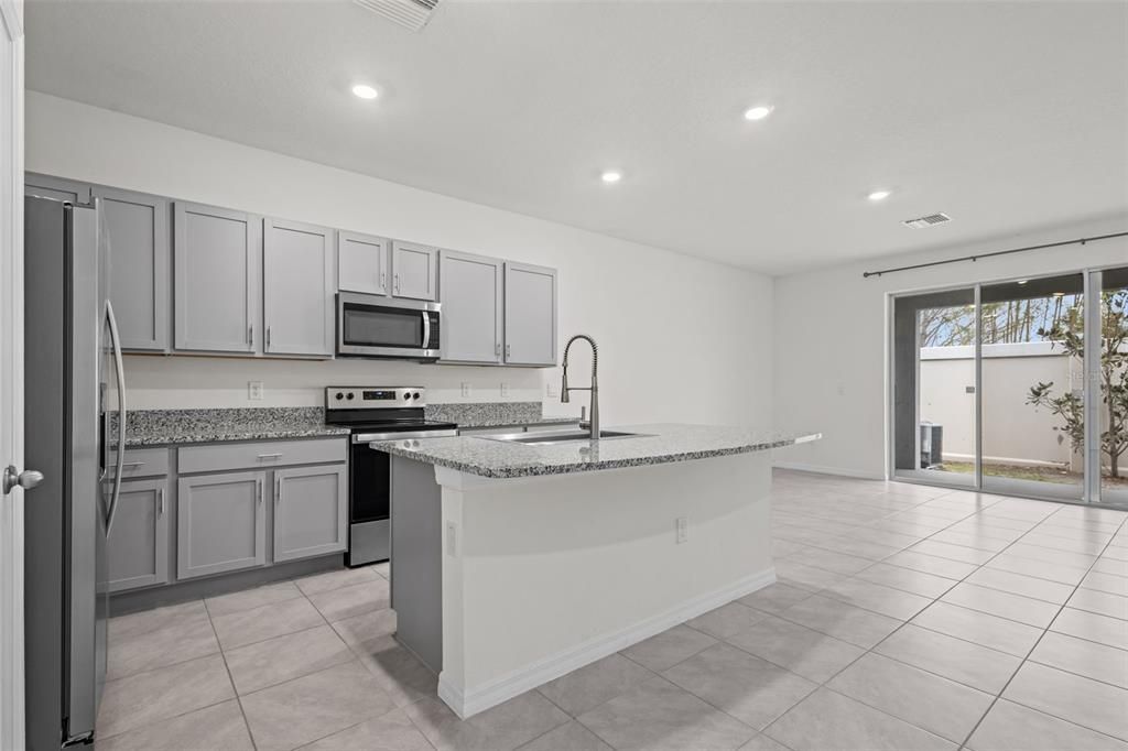 Activo con contrato: $299,900 (3 camas, 2 baños, 1673 Pies cuadrados)