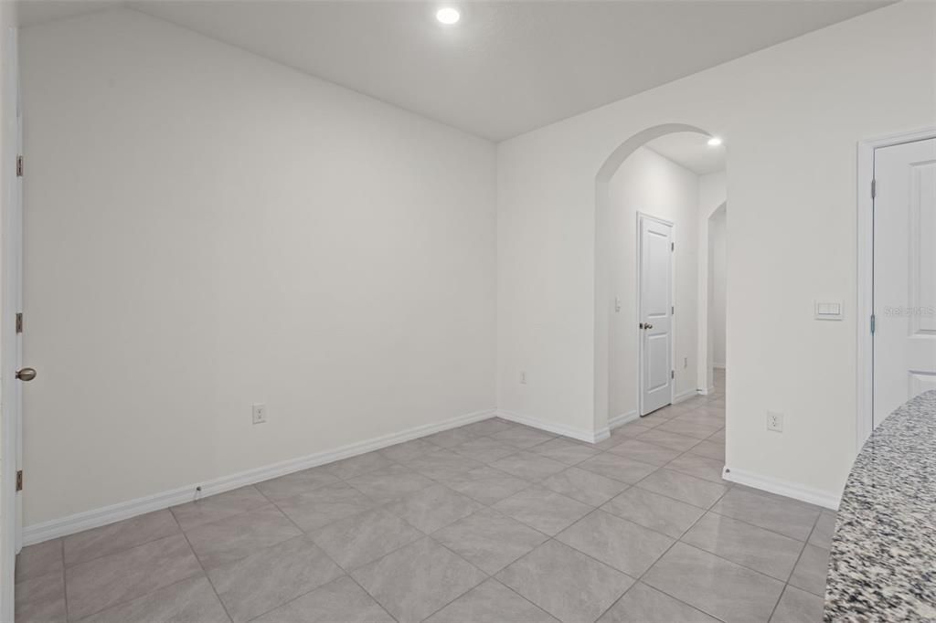 Activo con contrato: $299,900 (3 camas, 2 baños, 1673 Pies cuadrados)