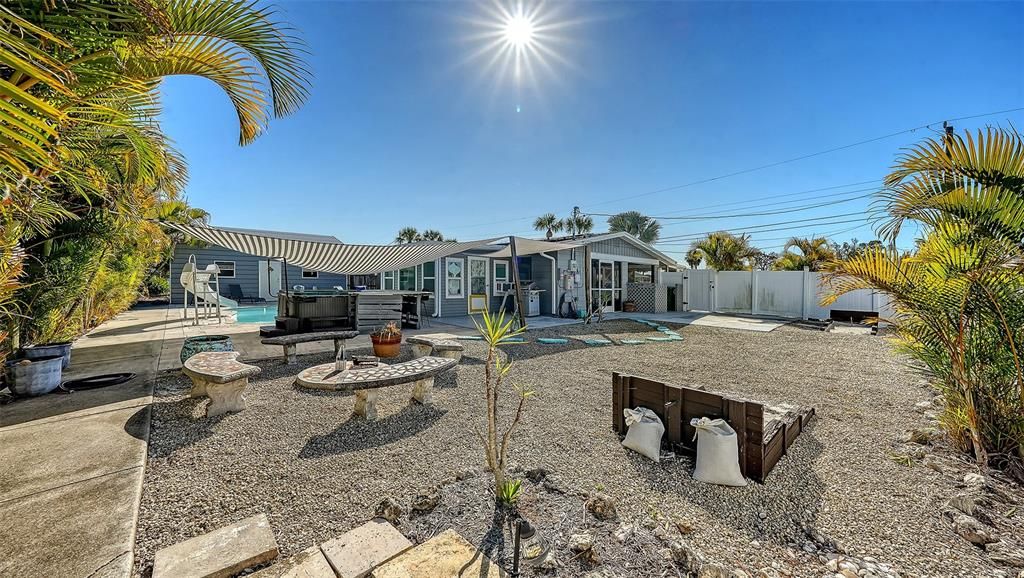 Active With Contract: $325,000 (2 beds, 1 baths, 908 Square Feet)