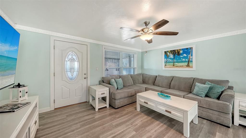 Active With Contract: $325,000 (2 beds, 1 baths, 908 Square Feet)