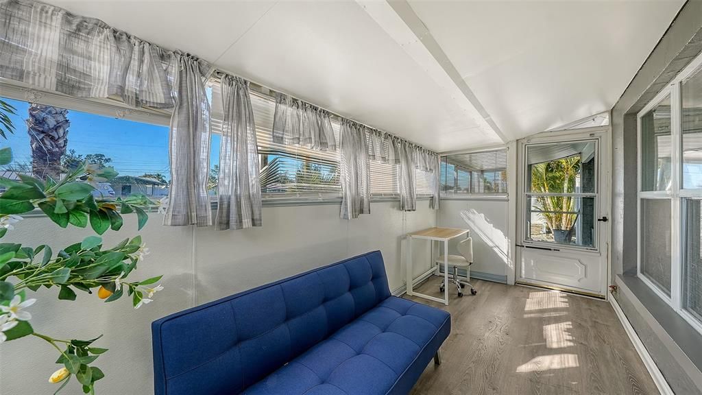 Active With Contract: $325,000 (2 beds, 1 baths, 908 Square Feet)
