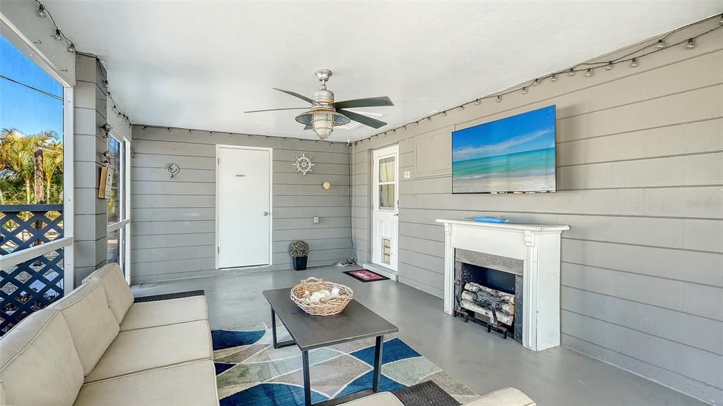 Active With Contract: $325,000 (2 beds, 1 baths, 908 Square Feet)