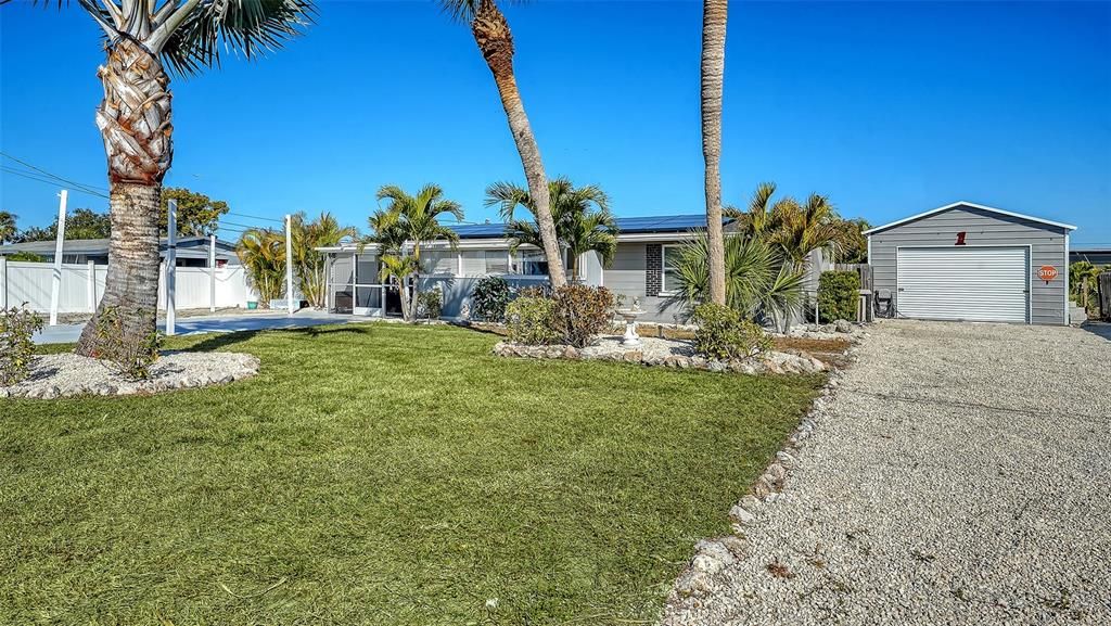 Active With Contract: $325,000 (2 beds, 1 baths, 908 Square Feet)