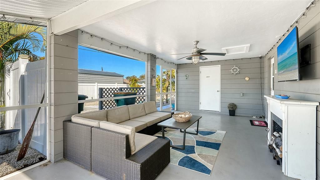 Active With Contract: $325,000 (2 beds, 1 baths, 908 Square Feet)