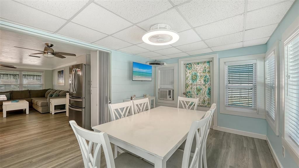 Active With Contract: $325,000 (2 beds, 1 baths, 908 Square Feet)