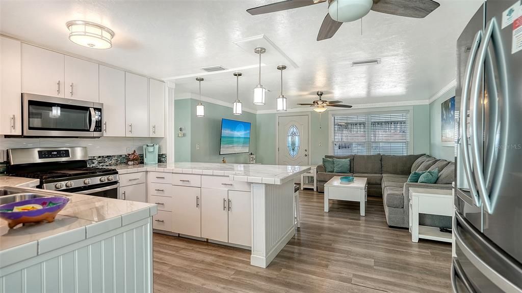 Active With Contract: $325,000 (2 beds, 1 baths, 908 Square Feet)