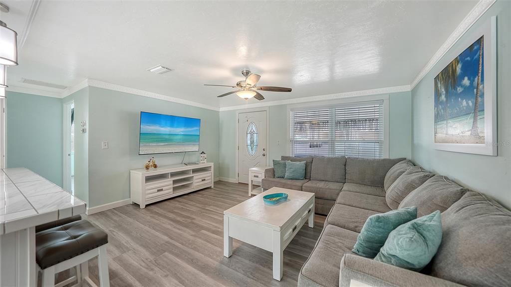 Active With Contract: $325,000 (2 beds, 1 baths, 908 Square Feet)