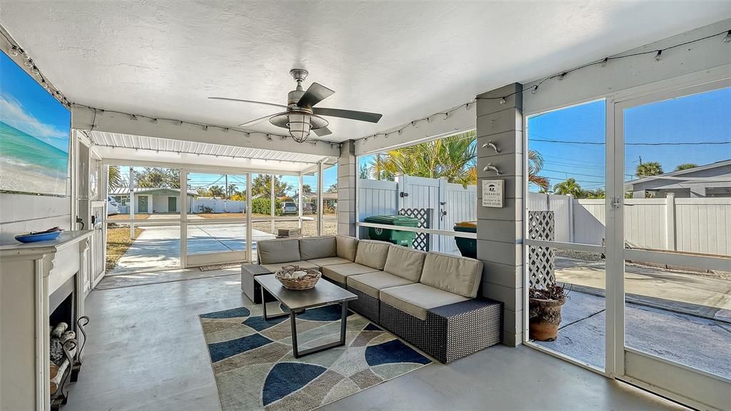 Active With Contract: $325,000 (2 beds, 1 baths, 908 Square Feet)