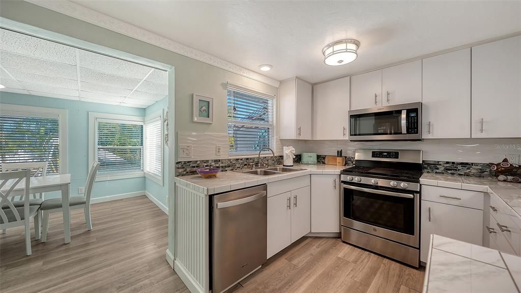 Active With Contract: $325,000 (2 beds, 1 baths, 908 Square Feet)