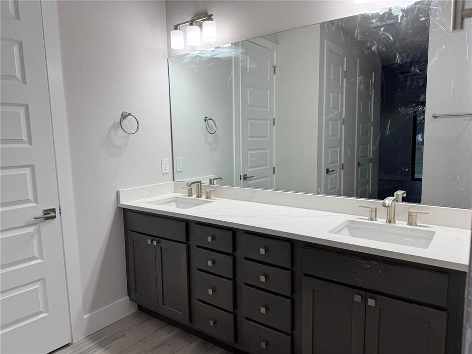 Activo con contrato: $379,900 (3 camas, 2 baños, 1715 Pies cuadrados)