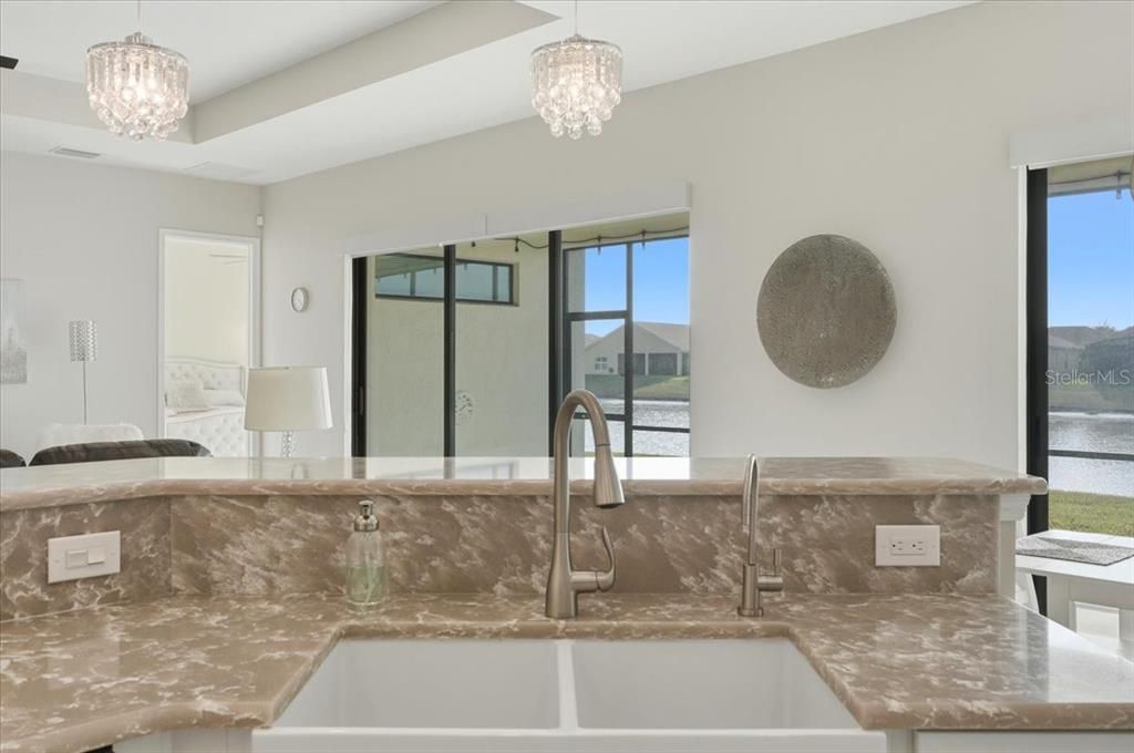 Activo con contrato: $439,000 (3 camas, 2 baños, 2045 Pies cuadrados)