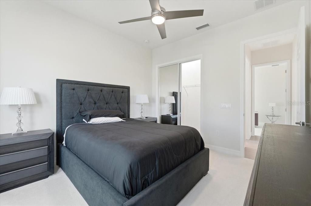 Activo con contrato: $439,000 (3 camas, 2 baños, 2045 Pies cuadrados)
