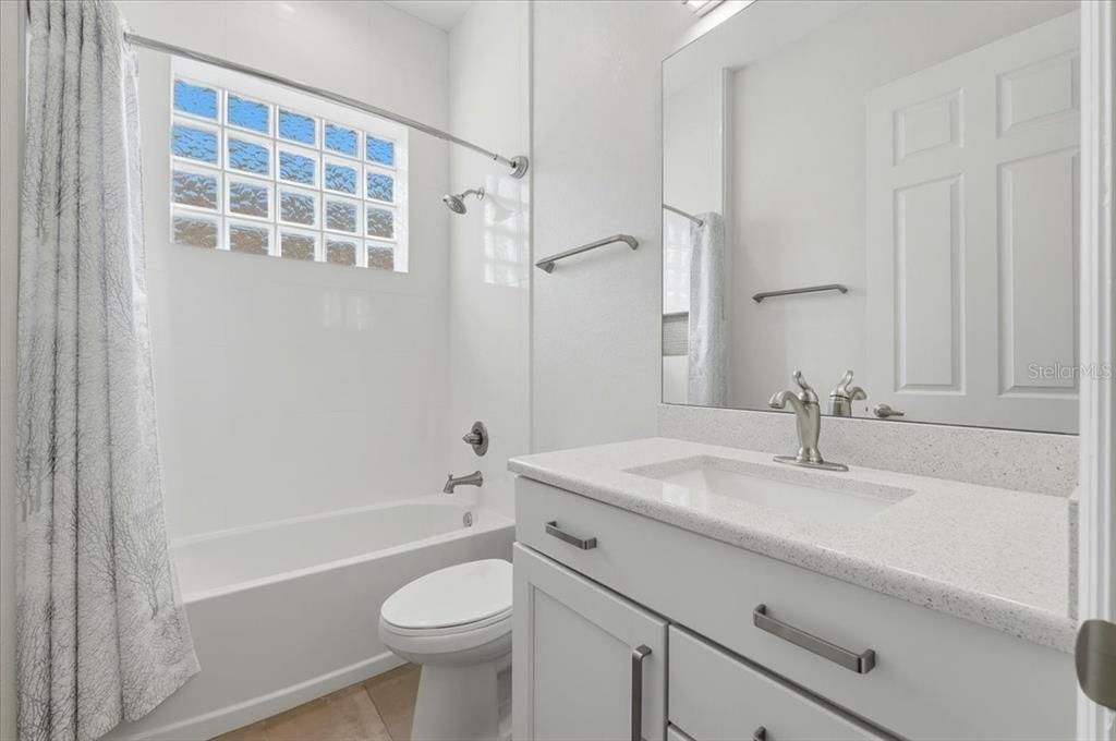 Activo con contrato: $439,000 (3 camas, 2 baños, 2045 Pies cuadrados)
