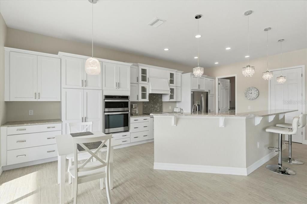Activo con contrato: $439,000 (3 camas, 2 baños, 2045 Pies cuadrados)