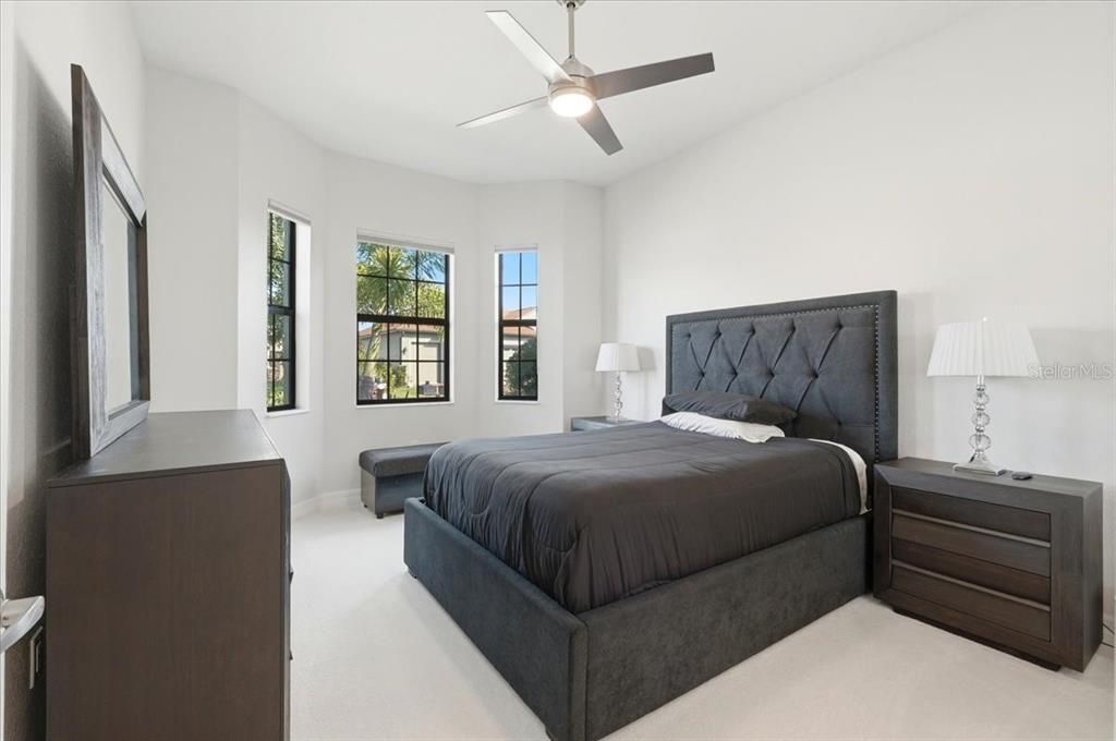 Activo con contrato: $439,000 (3 camas, 2 baños, 2045 Pies cuadrados)