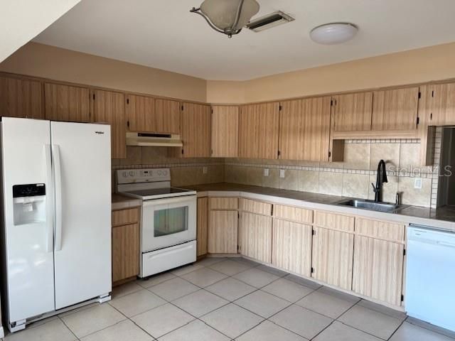 Activo con contrato: $169,500 (3 camas, 2 baños, 1333 Pies cuadrados)