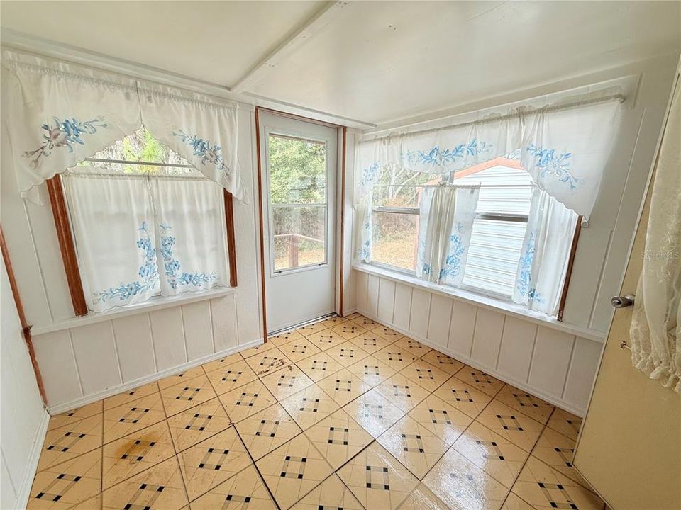 For Sale: $140,000 (3 beds, 2 baths, 784 Square Feet)