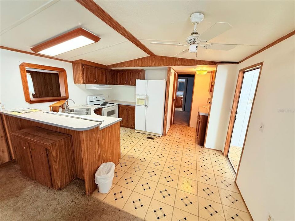 For Sale: $140,000 (3 beds, 2 baths, 784 Square Feet)