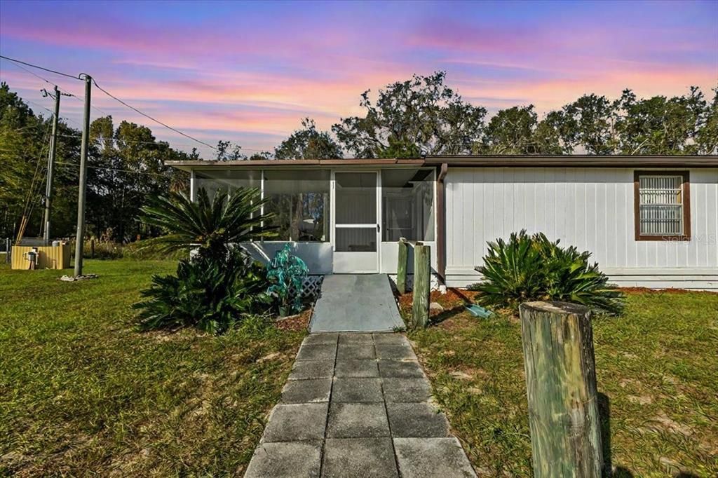 For Sale: $140,000 (3 beds, 2 baths, 784 Square Feet)