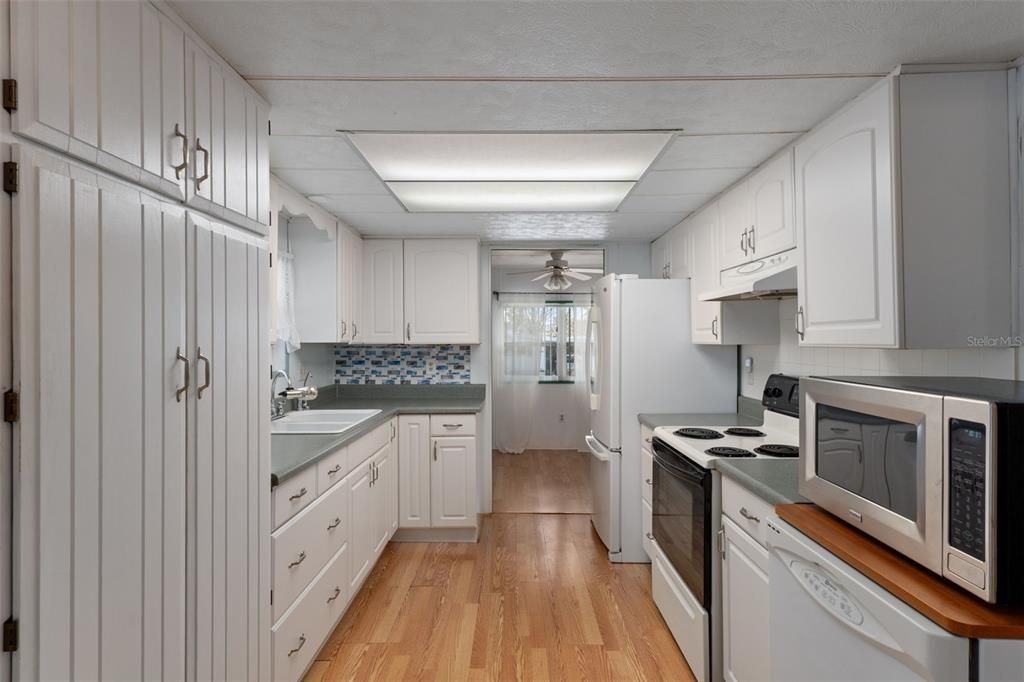 For Sale: $139,900 (2 beds, 2 baths, 1152 Square Feet)