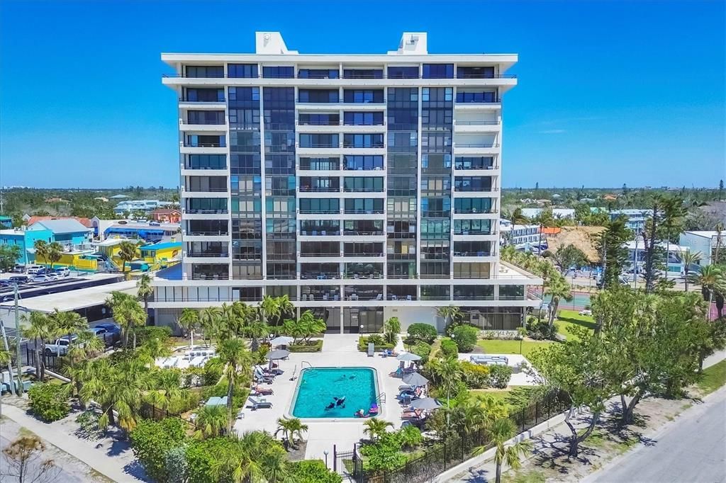 Active With Contract: $1,090,000 (2 beds, 2 baths, 1372 Square Feet)