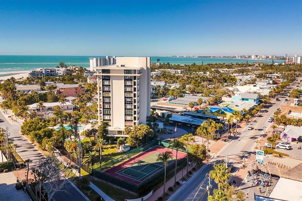 Active With Contract: $1,090,000 (2 beds, 2 baths, 1372 Square Feet)
